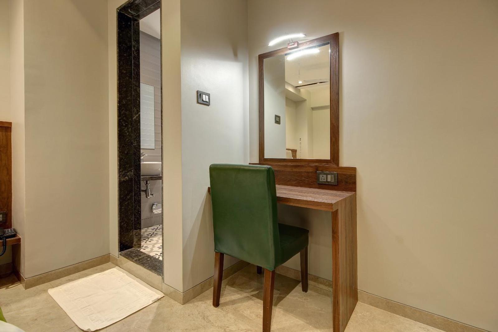 Magnus Fortune House Business Hotel , Magarpatta Mundhva Екстериор снимка