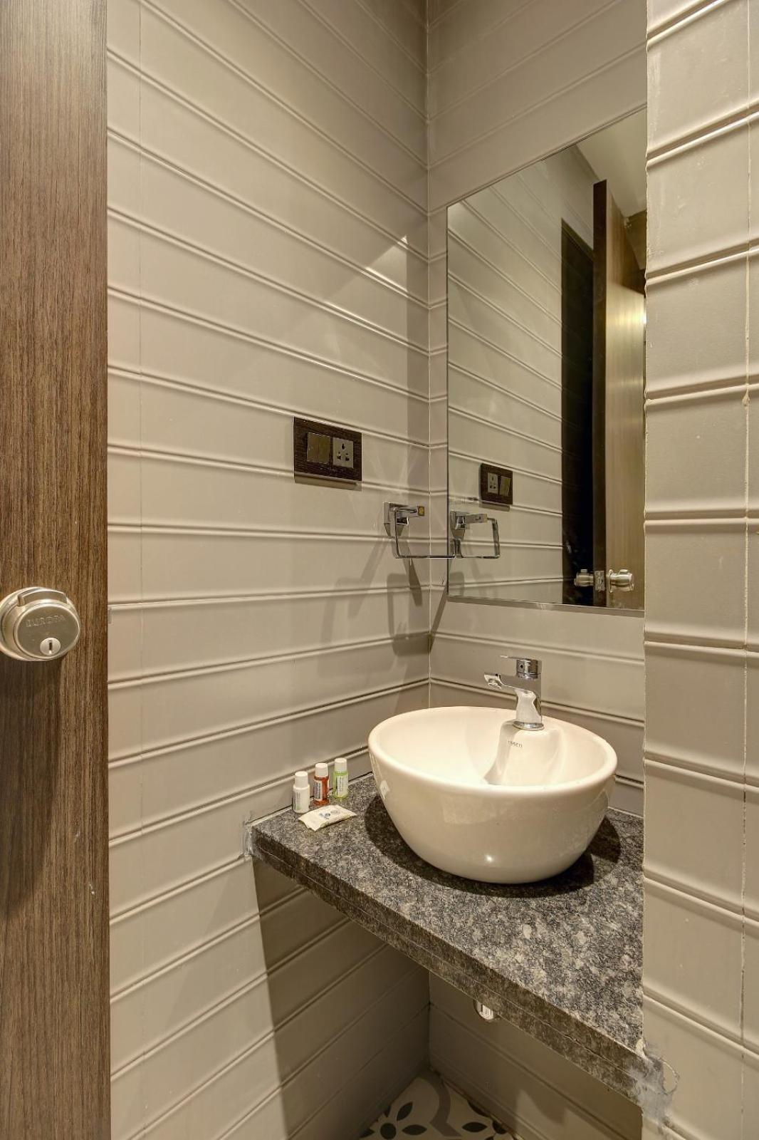 Magnus Fortune House Business Hotel , Magarpatta Mundhva Екстериор снимка
