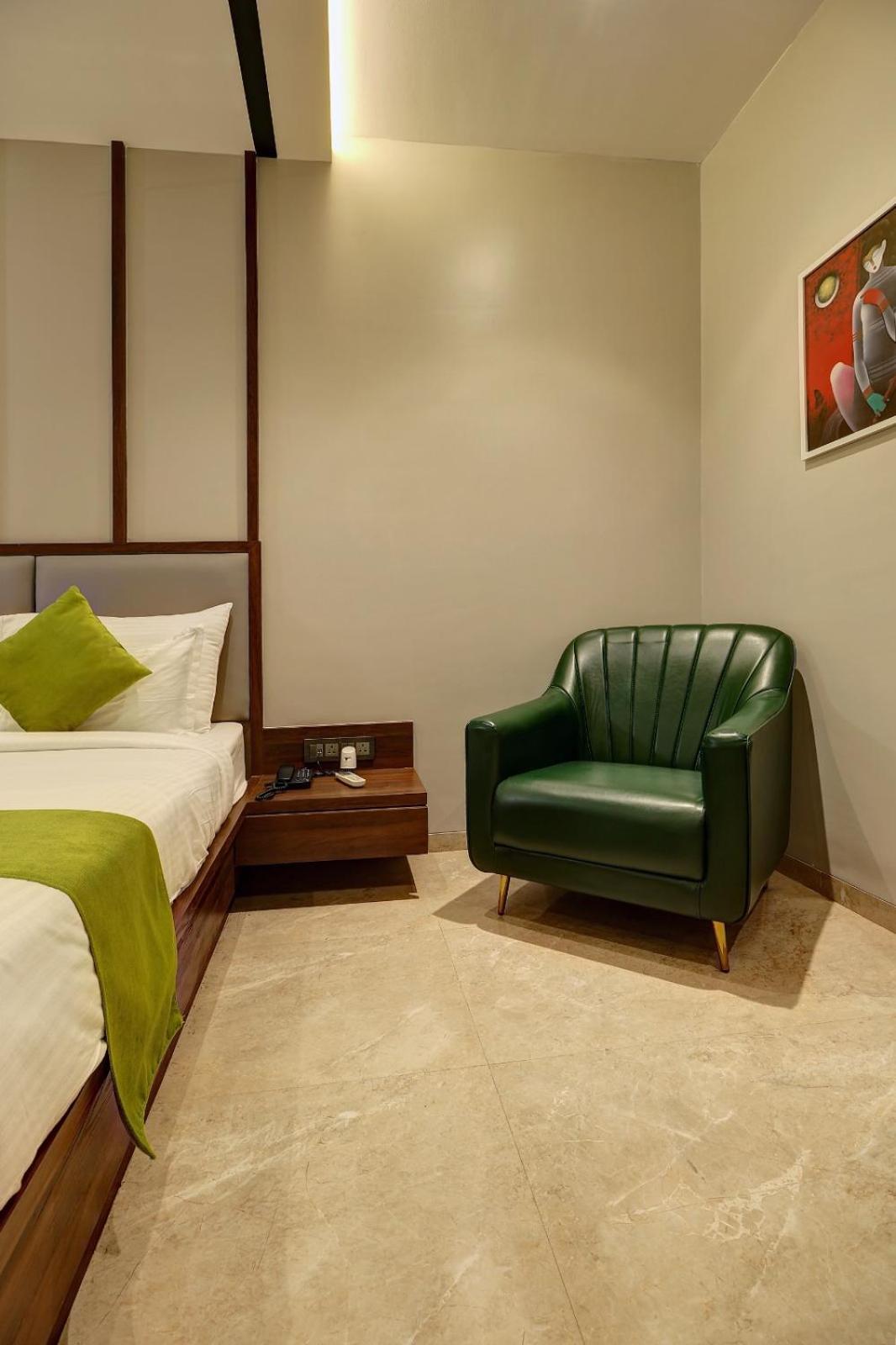 Magnus Fortune House Business Hotel , Magarpatta Mundhva Екстериор снимка