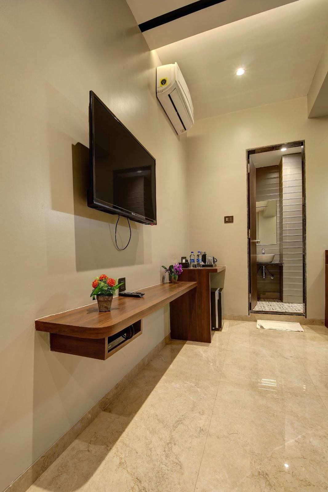 Magnus Fortune House Business Hotel , Magarpatta Mundhva Екстериор снимка