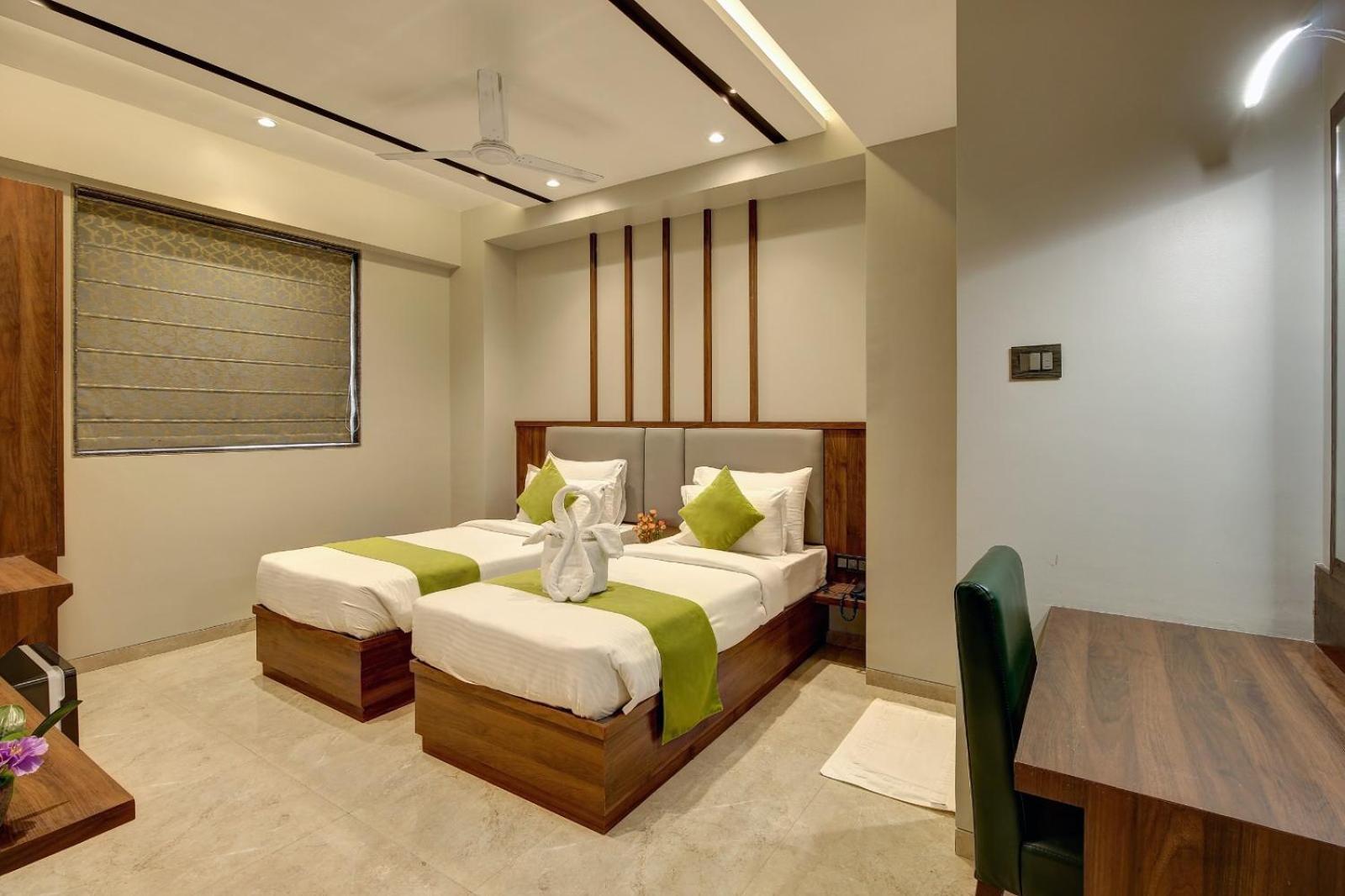 Magnus Fortune House Business Hotel , Magarpatta Mundhva Екстериор снимка