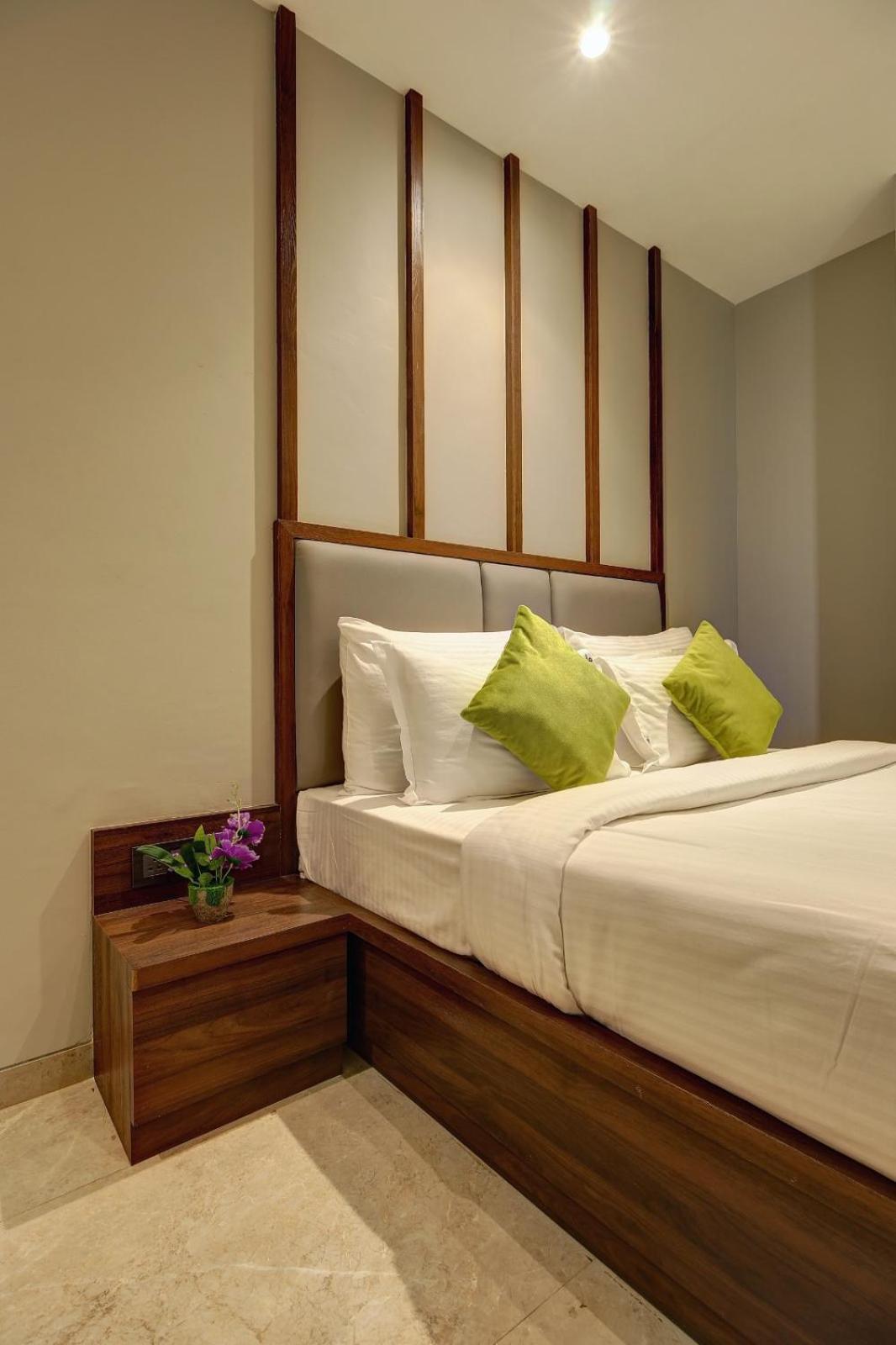 Magnus Fortune House Business Hotel , Magarpatta Mundhva Екстериор снимка
