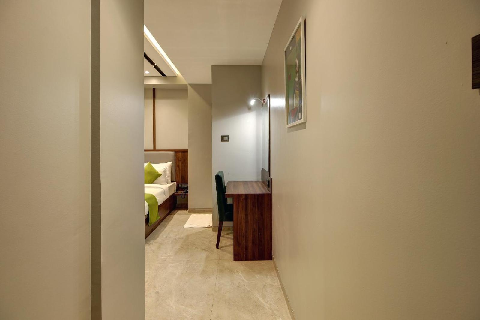 Magnus Fortune House Business Hotel , Magarpatta Mundhva Екстериор снимка
