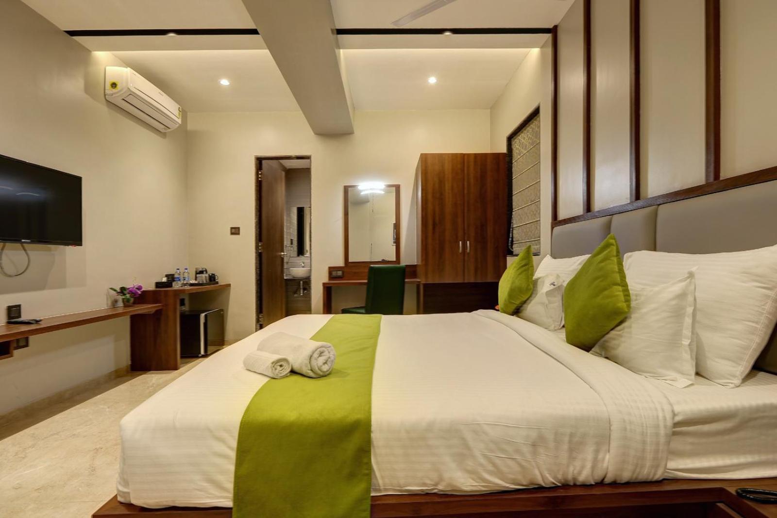 Magnus Fortune House Business Hotel , Magarpatta Mundhva Екстериор снимка