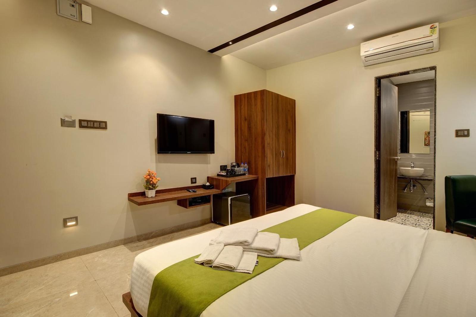 Magnus Fortune House Business Hotel , Magarpatta Mundhva Екстериор снимка