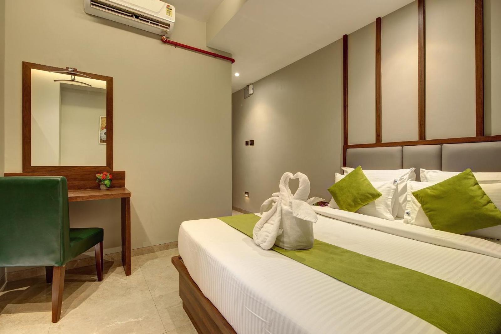 Magnus Fortune House Business Hotel , Magarpatta Mundhva Екстериор снимка