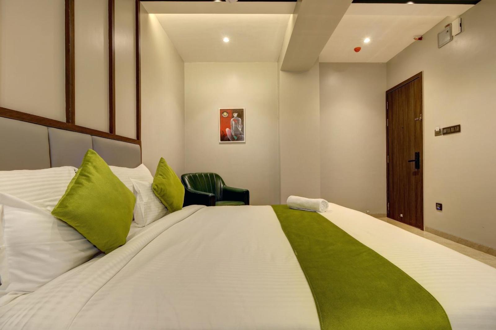 Magnus Fortune House Business Hotel , Magarpatta Mundhva Екстериор снимка